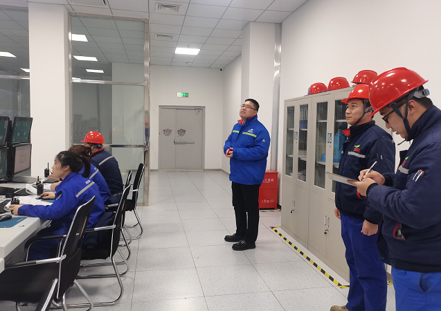 新春下基層 慰問走一線——集團董事長兼總裁春節(jié)走進原藥生產一線慰問員工